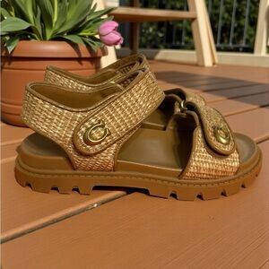 🎄🎁Coach Brynn Straw Tan Sandals with Gold Accents